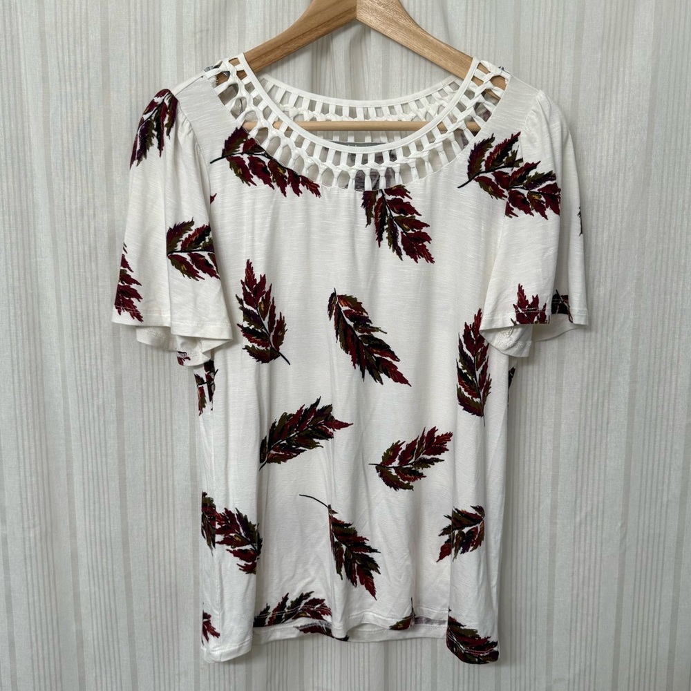 NWOT🎉 Stitch Fix Daniel Rainn Woven Neckline Leaf Pattern Tee